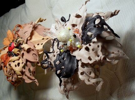 Украшение-брошь. кожа