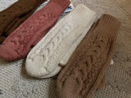 Шерстяные вязаные варежки