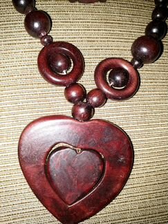 Украшение из дерева