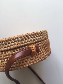 Плетённая круглая сумка из ротанга